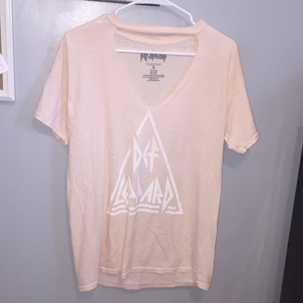 Baby pink Def Leppard t-shirt